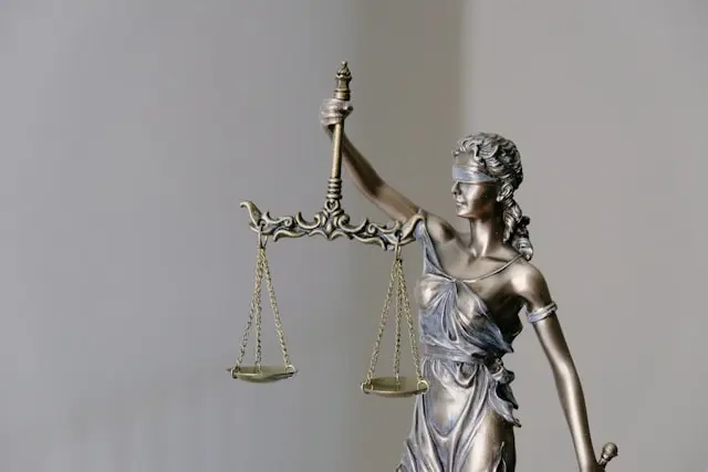 Statua della Giustizia rappresentante l'equità nel contesto di una consulenza legale professionale